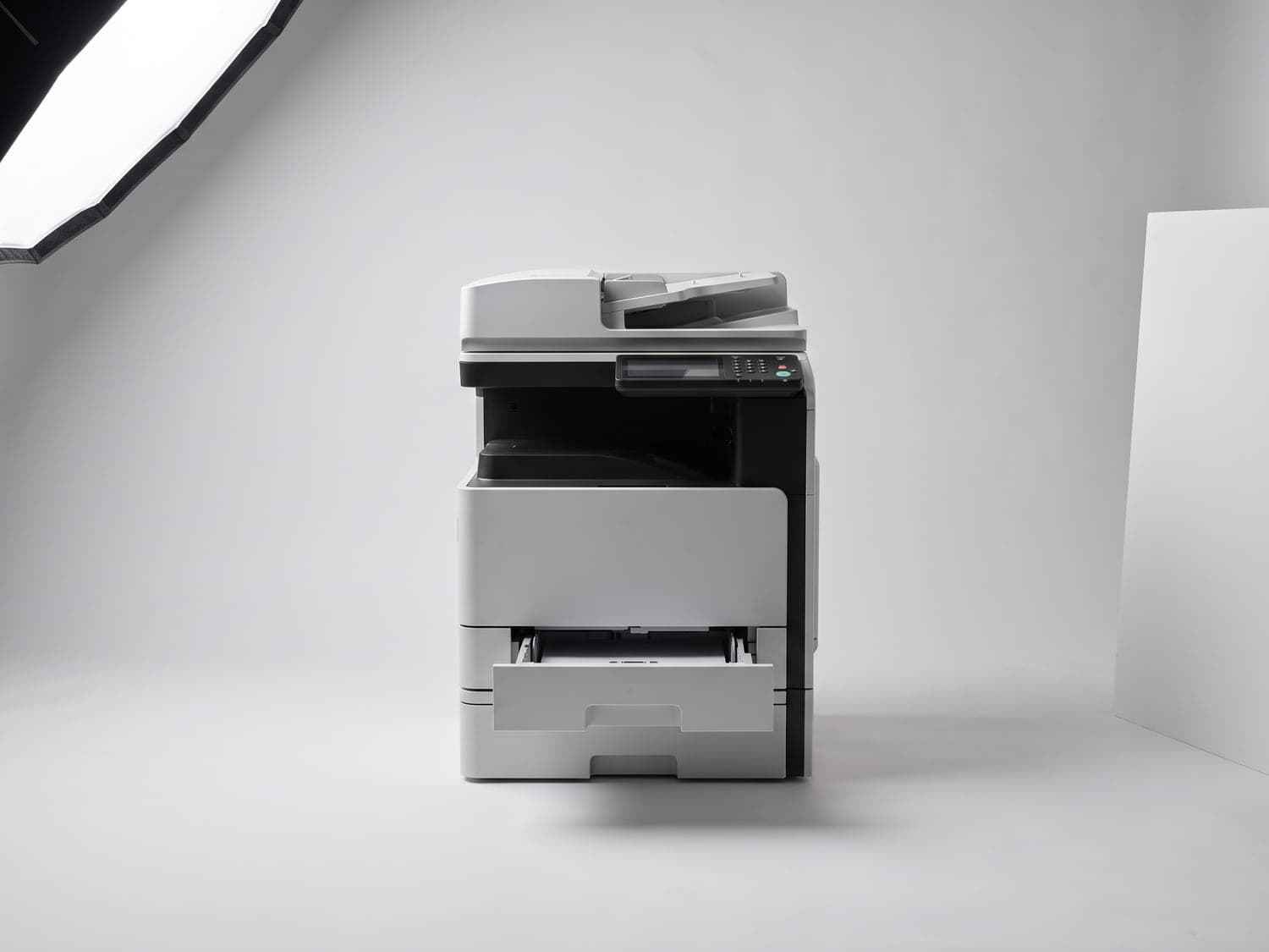 Photocopieur multifonction et ramettes de papier, prêts à servir.
