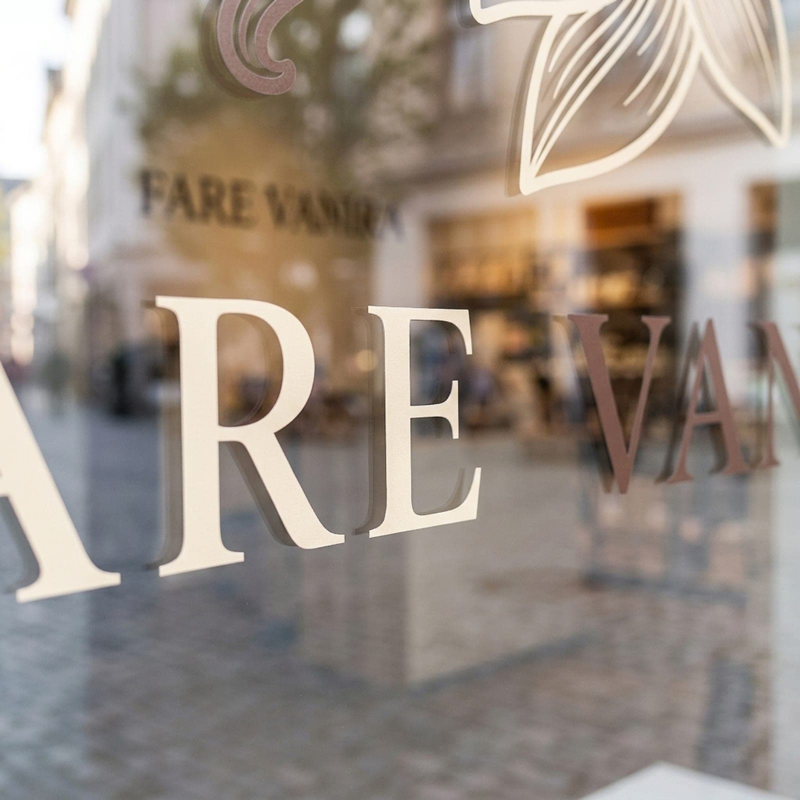 Adhésif vitrine et enseigne, gros plan sur le marquage
