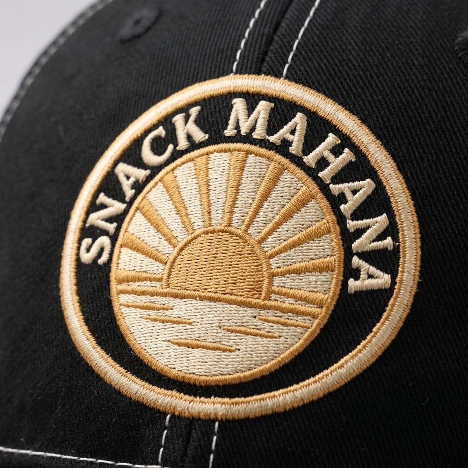 Casquette, gros plan sur le marquage